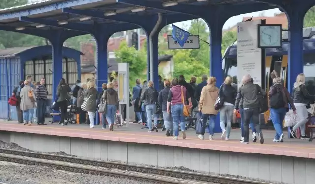 Przez kostrzyńską stację codziennie przewijają się tłumy ludzi, Niestety, nie mają oni możliwości podróżowania szybkimi pociągami.