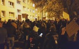 Przeciwnicy zakazu aborcji protestowali przed blokiem na os. Jagiellońskim w Poznaniu, w którym mieszka poseł Bartłomiej Wróblewski