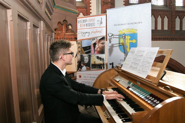 Uczestnicy konkursu grali w kościele w Nowej Wsi Królewskiej na organach zbudowanych w 1906 r. przez Karla i Alberta Spieglów.