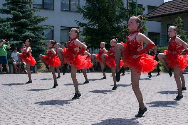 Zespół Edukacyjny numer 6 w Zielonej Górze Przylepie zorganizował  festyn rodzinny.  Udało się wszystko - organizacja, pogoda, humory i frekwencja. Bawili się rodzice i uczniowie.  Nikt się nie nudził. Strażacy mieli pokaz sprawności, przy stoiskach tematycznych można było   dowiedzieć się bardzo  interesujących rzeczy. Były konkursy ,  quizy. Także loteria w którym wygrywał każdy los. Nikt się w Przylepie  nie nudził i już dziś umówiono się na kolejny festyn.PRZECZYTAJ: PROGRAM FESTYNU NA 2-3 CZERWCA W PRZYLEPIEZOBACZ:  FESTYN LOTNICZY W PRZYLEPIE