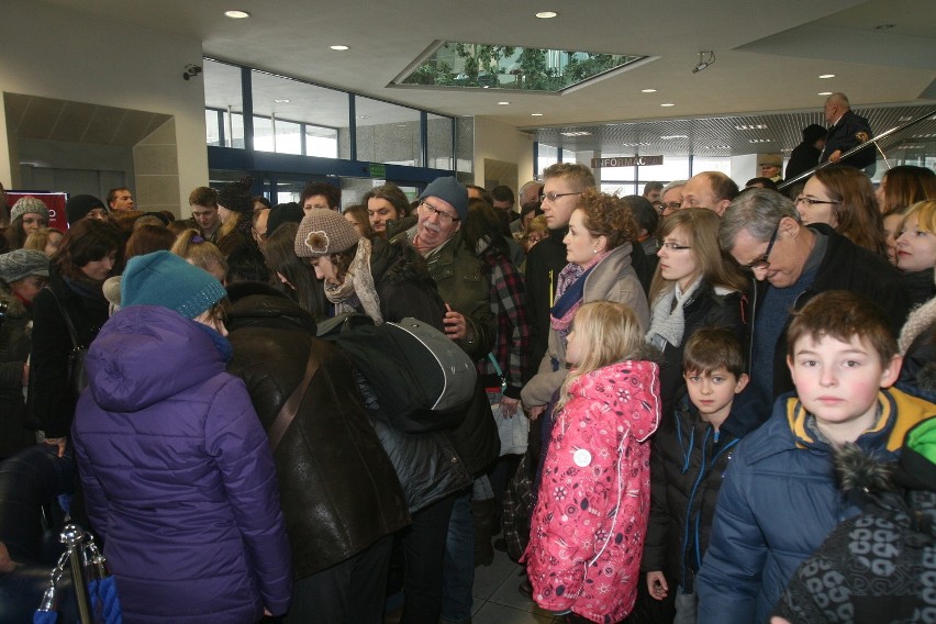 Rozbieranie choinki z książek w Bibliotece Śląskiej [WIDEO + ZDJĘCIA]