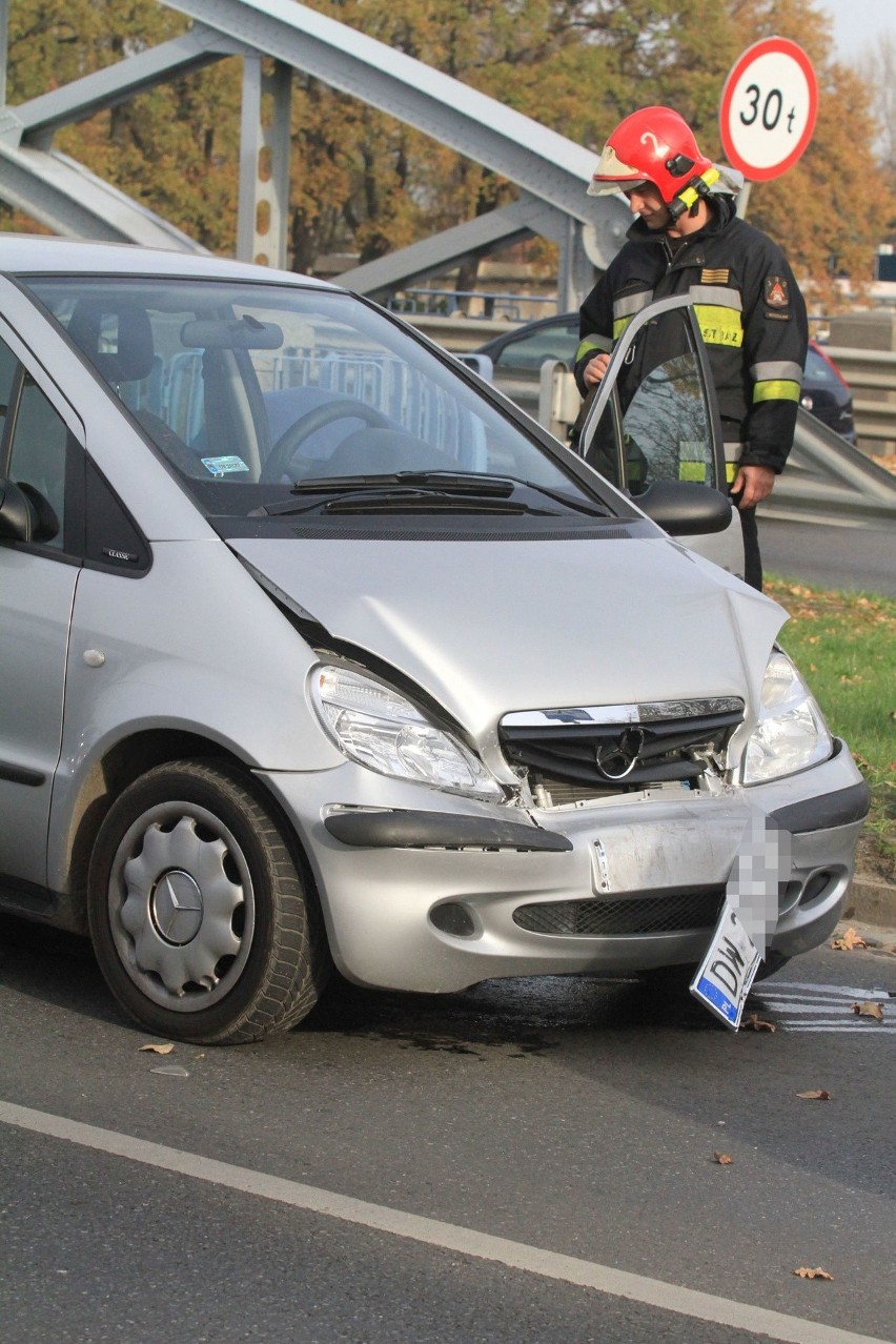 Trzy mercedesy zderzyły się na mostach Jagiellońskich