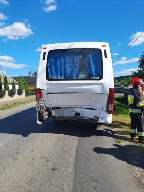Wypadek w Michniowie. Ciężarówka wjechała w busa na przystanku (ZDJĘCIA)