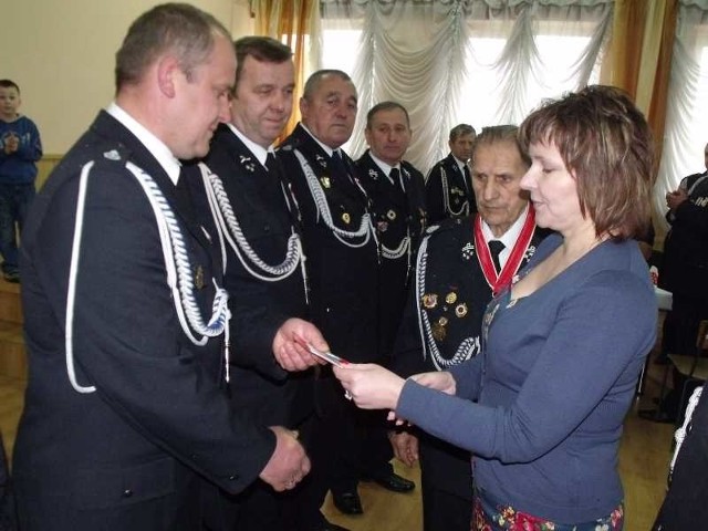 Wójt Małgorzata Orłowska-Masternak gratuluje strażakom odznaczeń.