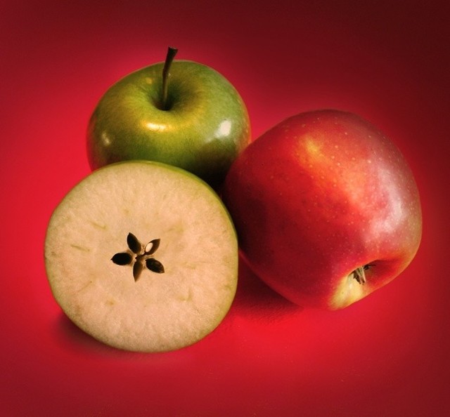 Pestki z jabłek zawierają jod i witaminę B17 mającą działanie antynowotworowe.