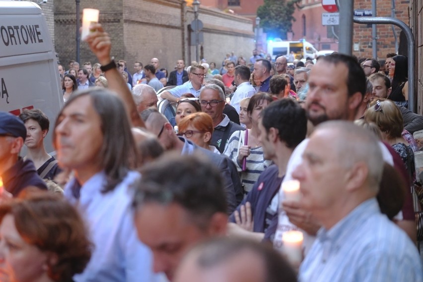 Toruń. Protest po uchwaleniu ustawy o Sądzie Najwyższym...