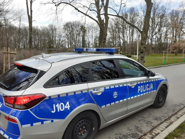 Policjanci z Krapkowic zatrzymali dwie osoby, które złamały zakazy związane z rozprzestrzenianiem koronawirusa i posiadały narkotyki.