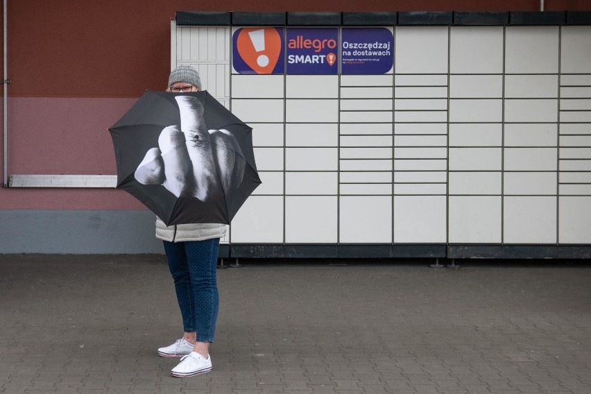 Protesty na ulicach Poznania przed sklepem Tesco