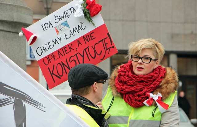 Ponad dwieście osób pod szyldem Komitetu Obrony Demokracji manifestowało na Rynku w Grudziądzu. 
