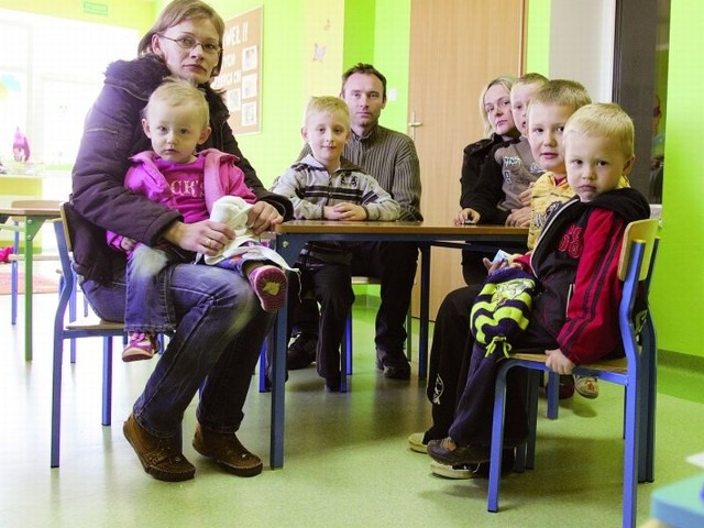 Agnieszka Malec (od lewej), Daniel Zdeb i Marzena Zięba są rodzicami maluchów, którzy chodzą do przedszkola w Baczynie. - Nie wyobrażamy sobie, żeby mogło być ono zamknięte - mówią.
