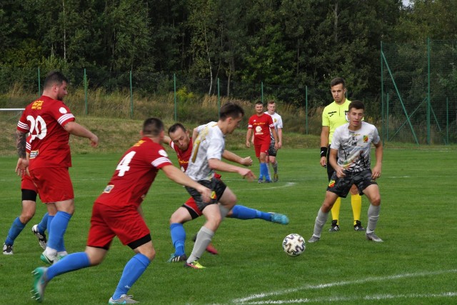 W sobotnim meczu świętokrzyskiej, piłkarskiej klasy okręgowej, Wicher Miedziana Góra pokonał Spartę Dwikozy 4:3. Zobaczcie zdjęcia z tego spotkania. >>>>>>>>>>>>>
