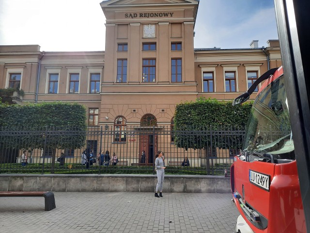 Zgłoszenie o podłożeniu bomby służby otrzymały w środę o godz. 10