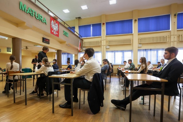 Maturzystów 2023 czekają zmiany - wraca między innymi ustny egzamin z języka polskiego i obcego.