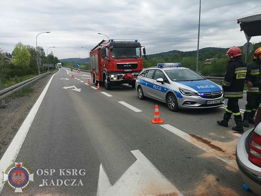 Wypadek w Kadczy. Jedna osoba trafiła do szpitala po zderzeniu dwóch osobówek [ZDJĘCIA]