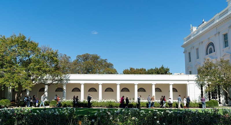 Domena publiczna

Turyści zwiedzający ogrody Białego Domu.