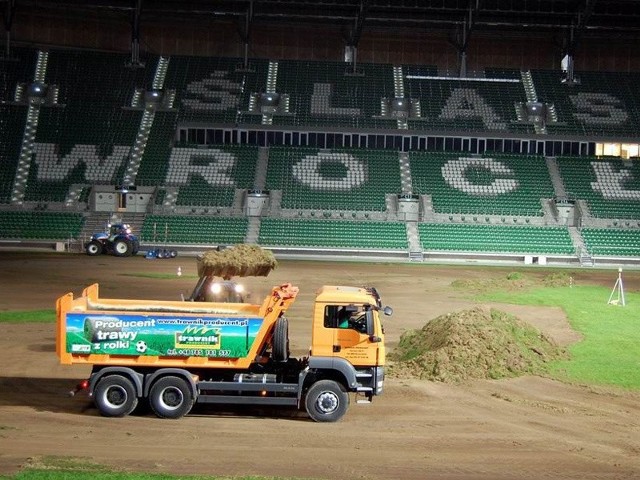 W zeszłym roku firma Trawnik Producent układała już trawę na stadionie we Wrocławiu. Teraz ją wymieni. 