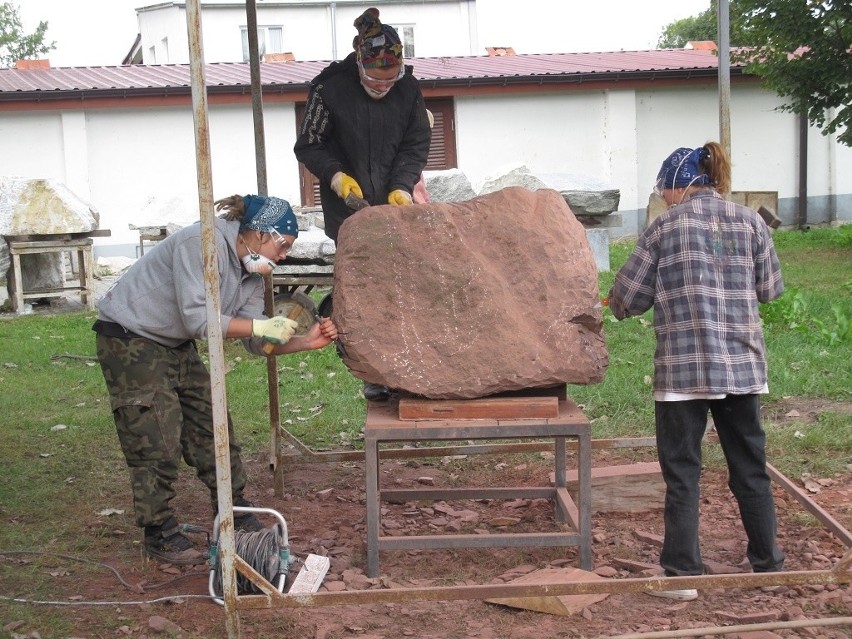 Młodzi rzeźbiarze pracują w Orońsku