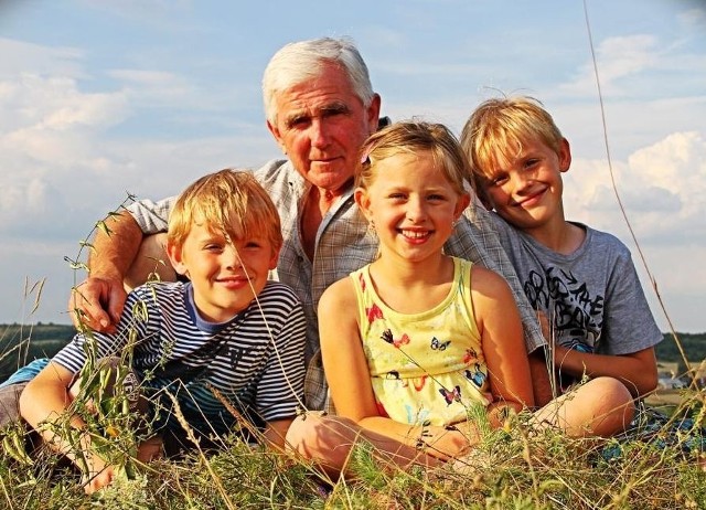 Janusz Wróblewski z trójką wnuków Jamesem, Zuzanną i Williamem w czasie wakacji w Ostrowie.