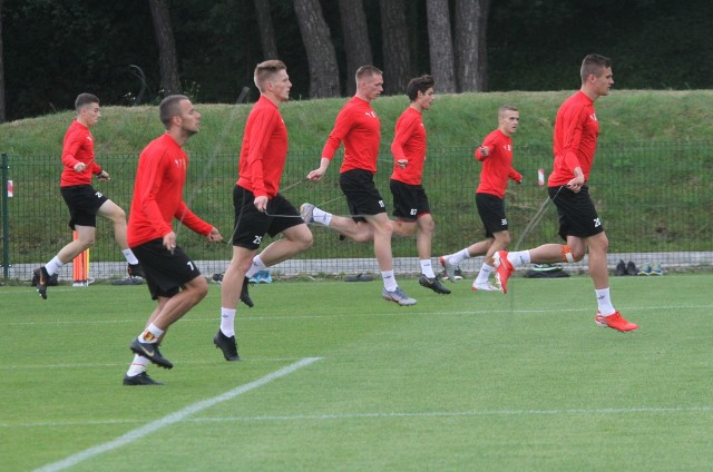 Piłkarze Korony Kielce w czwartek wznowili treningi. Pierwsze zajęcia odbyły się na stadionie przy ul. Kusocińskiego, drugie mają się rozpocząć na tym samym boisku o godzinie 17.Trener Gino Lettieri podzielił na początku drużynę na trzy grupy i ćwiczyły z dużą intensywnością. W piątek na Rynku w Kielcach odbędzie się prezentacja zespołu. Rozpocznie się o godzinie 18, a o 19 na scenę wyjdą piłkarze. O godzinie 20 odbędzie się natomiast losowanie samochodu Suzuki Swift wśród tych, którzy zakupili karnety na mecze Korony na rundę jesienną. W sobotę rozegra natomiast ostatni mecz kontrolny przed inauguracją rozgrywek w ekstraklasie. Zmierzy się z ŁKS w Łodzi, beniaminkiem ekstraklasy.  