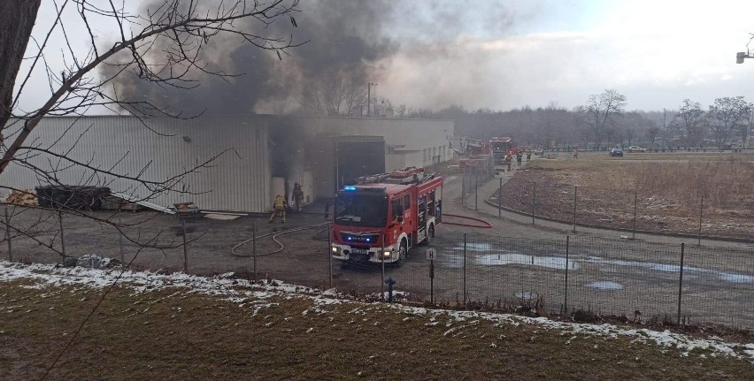 Pożar Intermarche w Dąbrowie Górniczej. Ogień pojawił się w...