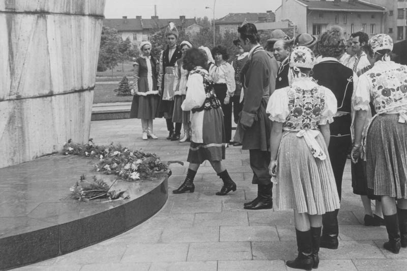 Składanie kwiatów u stóp pomnika przez uczestników IV...