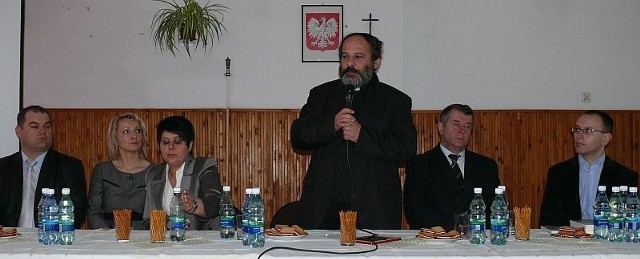 Spotkanie z księdzem Tadeuszem Isakowiczem-Zaleskim w internacie Zespołu Szkół Ponadgimnazjalnych numer 3 we Włoszczowie zorganizował Klub Europejski razem z dyrekcją szkoły.  