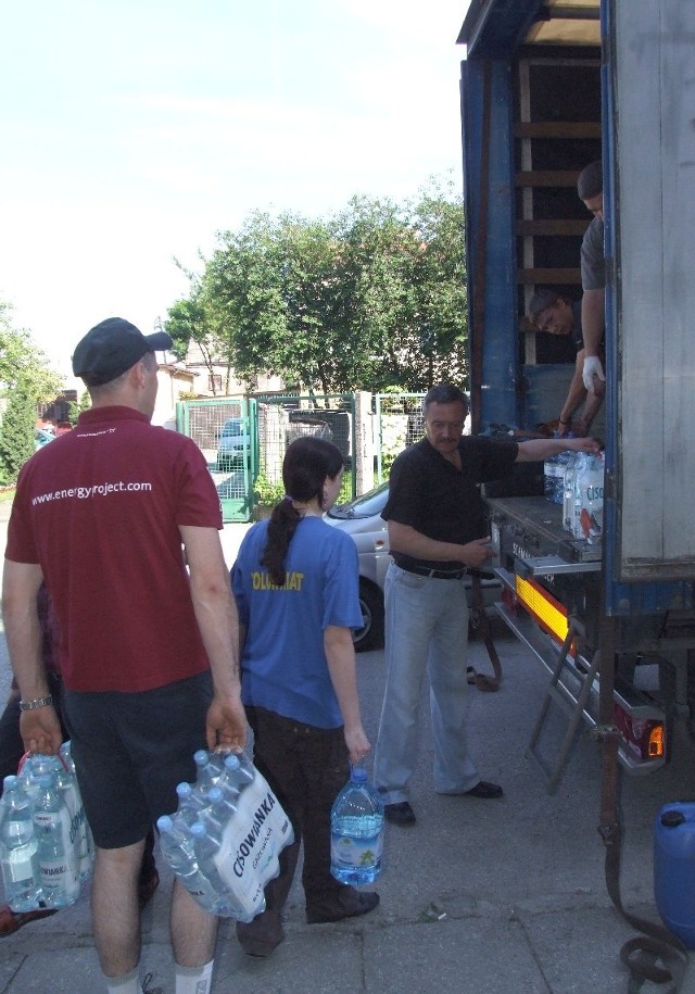 W środę rano sprzed siedziby radomskiej Caritas pojechał piąty transport darów do powodzian. Samochód zawiózł je dla mieszkańców gminy Gorzyce.