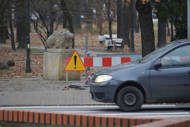 Lwy, ale i... barierki witają mieszkańców Żor na wejściu do Parku Miejskiego.Zobacz kolejne zdjęcia. Przesuwaj zdjęcia w prawo - naciśnij strzałkę lub przycisk NASTĘPNE