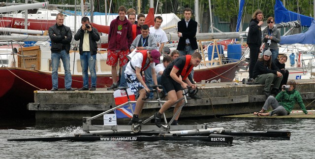 W ramach tegorocznych juwenaliów odbyły się kolejne eliminacje międzynarodowych regat rowerów wodnych. Na zawodach liczy się nie tylko wyścig, ale także pomysłowość i oryginalność - wszystkie pojazdy studenci wykonali samodzielnie. Impreza potrwa do soboty.