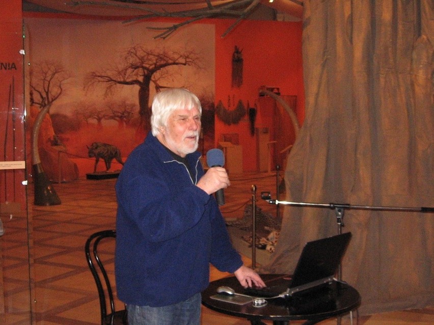Ryszard Czajkowski pomagał sobie przekazem multimedialnym.