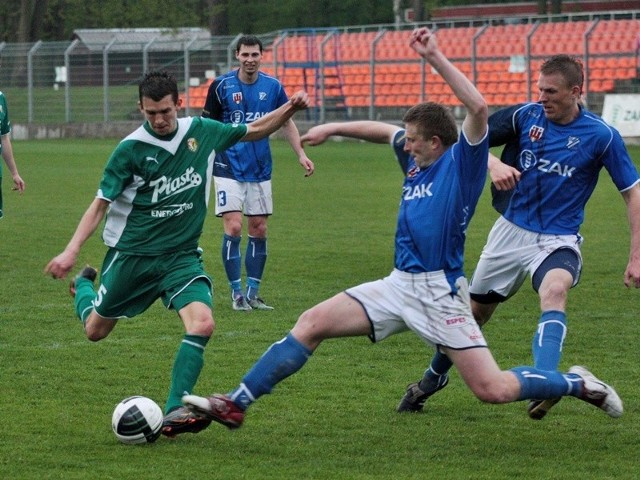 (z prawej) w ostatniej chwili wybija piłkę Waldemarowi Sobocie. Obok Paweł Odrzywolski