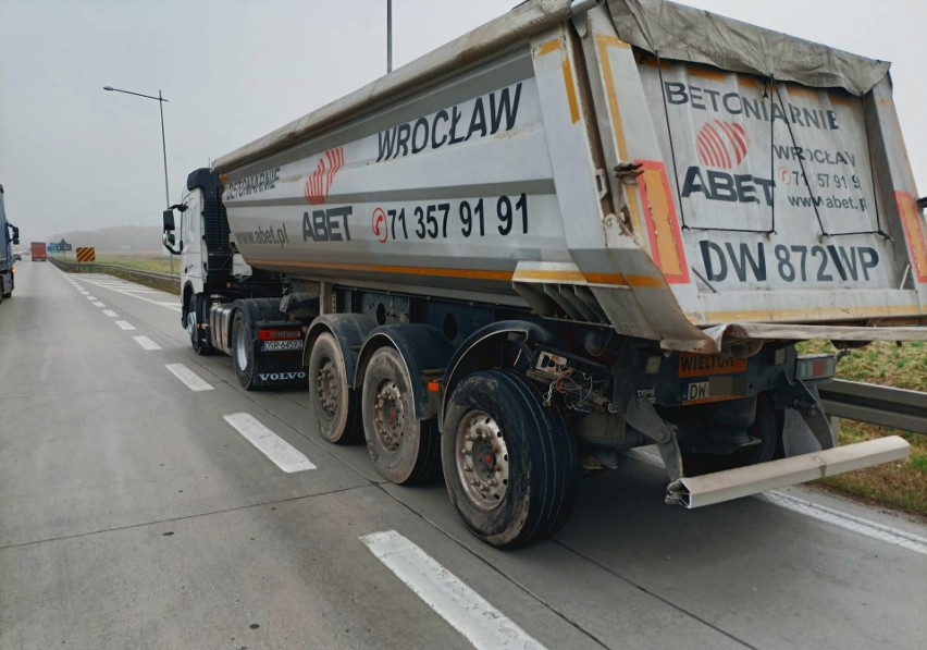 Utrudnienia na A4 pod Wrocławiem. Zderzyły się dwa samochody [ZDJĘCIA]