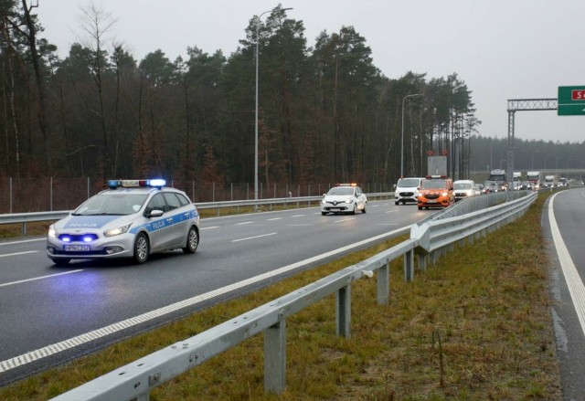Policja oraz Generalna Dyrekcja Dróg Krajowych i Autostrad Oddział Bydgoszcz apelują do kierowców o ostrożność i przypominają, że nie wolno zawracać na drodze ekspresowej. Należy zjechać na najbliższym węźle, by uniknąć tragedii.