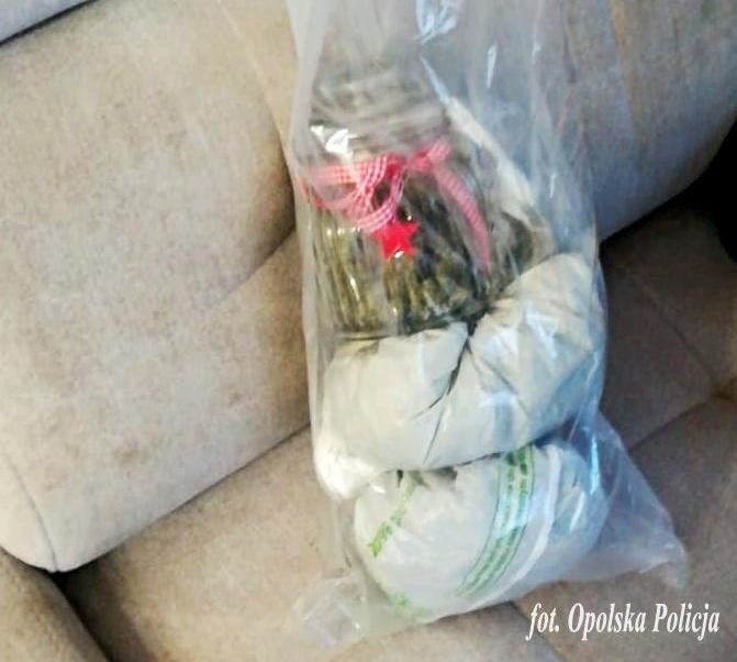 Policjanci z Opola zatrzymali 32-latka, który w domu miał prawie pół kilograma marihuany