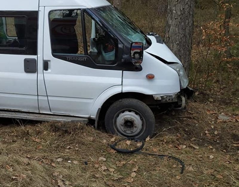 Wypadek pod Jednorożcem. Bus uderzył w drzewo. Jedna osoba trafiła do szpitala. 16.03.2021. Zdjęcia