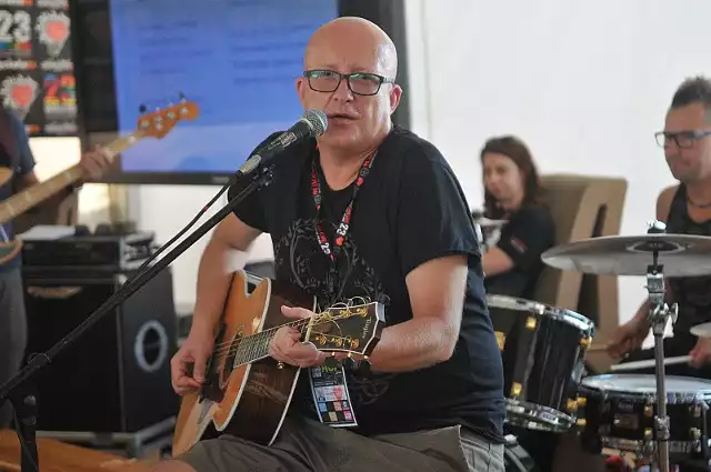 Piotr Bukartyk prowadził na Przystanku Woodstock 2017 warsztaty z woodstockowiczami. Na zakończenie imprezy wykonali wspólnie na Dużej Scenie kilka utworów. To właśnie wtedy Jurek Owsiak użył kilku przekleństw.