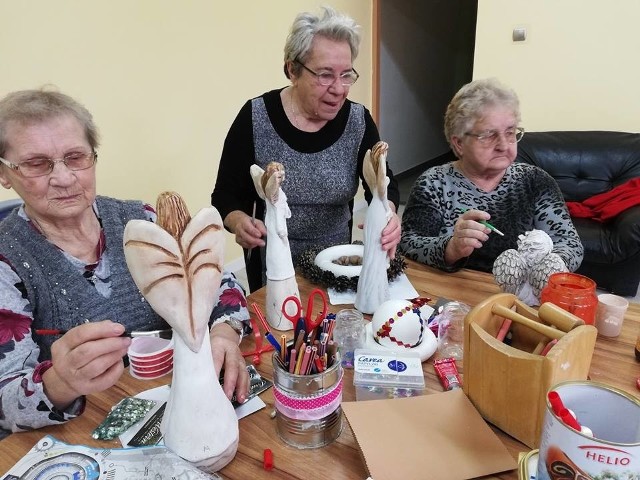 Panie ze Środowiskowego Domu Samopomocy w Kępiu przygotowują figury aniołów, które będzie można kupić podczas imprezy