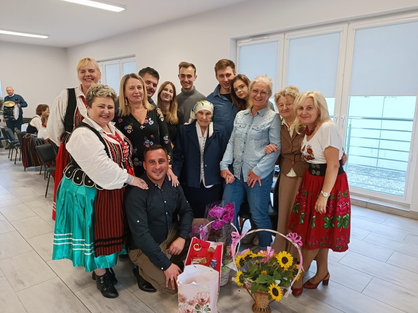Pani Otolia z gminy Pawłów obchodziła 104 urodziny. Jej sposób na długowieczność to kieliszek czegoś mocniejszego i uśmiech. Zobacz zdjęcia