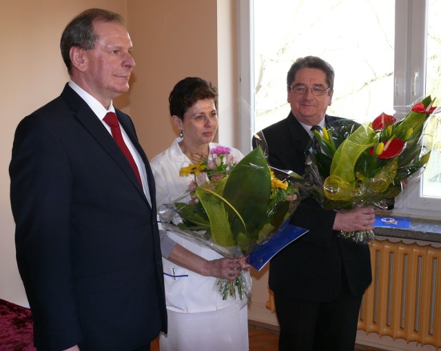 Od lewej dyrektor Stanisław Krasny, dr Elżbieta Czerkies i dr Zbigniew Mączka.