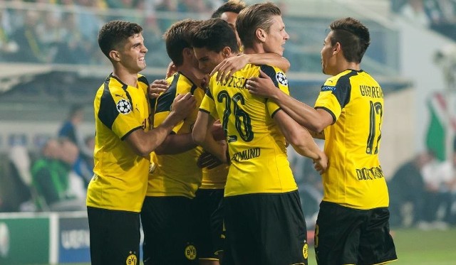 Na zdjęciu: piłkarze Borussii Dortmund (wśród nich Łukasz Piszczek). Mecz Borussia Dortmund - TSG Hoffenheim odbył się w ramach 21. kolejki Bundesligi. Borussia wygrywała 3:0, ale ostatecznie tylko zremisowała 3:3 [9.02.2019, wynik meczu, relacja]