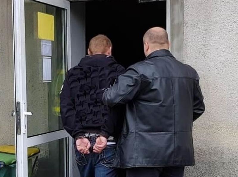 Policjanci z Wadowic zatrzymali 29-latka, który strzelał z wiatrówki do witryn sklepowych [WIDEO]