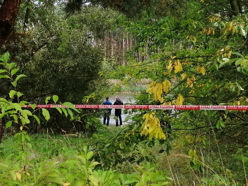 Zagadkowa śmierć mężczyzny w aucie odnalezionym w zbiorniku...