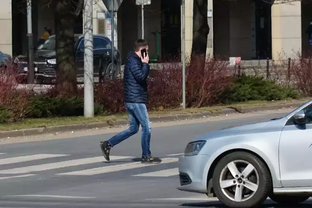 Ostatnio w mediach mówi się wiele o podsłuchach. Tym samym dużo osób obawia się o bezpieczeństwo swojego urządzenia. Są jednak sposoby, dzięki któremu można sprawdzić, czy nasz telefon na pewno jest bezpieczny. Sprawdźcie jakie konkretnie!WIĘCEJ >> TUTAJ 