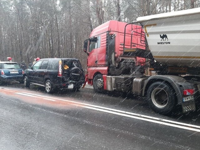 W piątek, 11 lutego, na drodze krajowej nr 12 (DK12) w Poniatowie niedaleko Piotrkowa Trybunalskiego, doszło do karambolu. Zderzyło się w sumie osiem samochodów, w tym dwa ciężarowe. Droga jest całkowicie zablokowana.