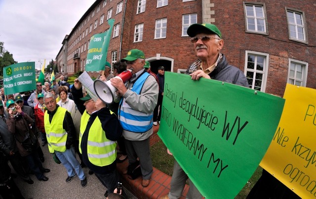 Protest działkowców przed Pomorskim Urzędem Wojewódzkim w Gdańsku