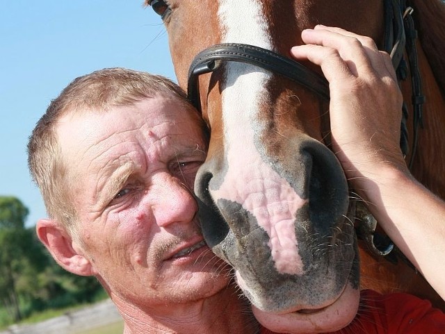 - Konno nie można jeździć po chodnikach. Ja tego przestrzegam - zapewnia Mariusz Ratajczyk, właściciel stajni i szkółki Rancho Klama