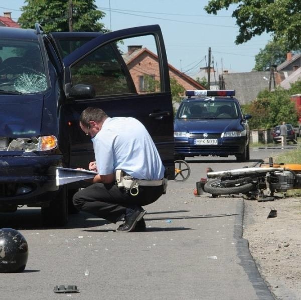 Policyjne statystyki potwierdzają, że motocyklista, czy rowerzysta w zderzeniu z autem są bez szans. Na zdjęciu niedawny wypadek w Kurzynie Średniej, motocyklista w stanie bardzo ciężkim trafił do szpitala.