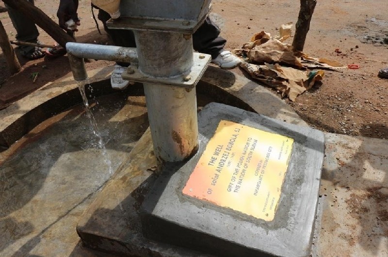 Na studni w Kajo-Keji w Sudanie jest tablica z  informacją,...
