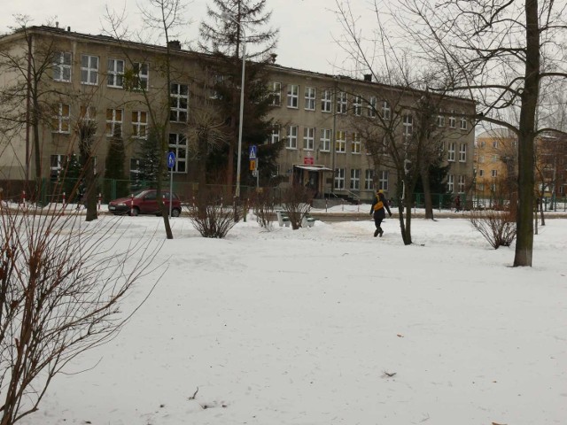 Plac przy ulicy Niezłomnych, gdzie naprzeciw Szkoły Podstawowej Nr 4 stanie pomnik.