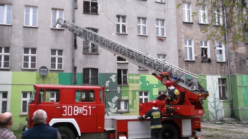 Strażacy interweniowali na pl. Strzeleckim. Nieśli pomoc mężczyźnie, który... zasnął (FOTO)